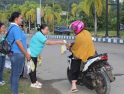 Sambut prapaska 2024: Anggota Sahabat Sejati WKRI DPC Berbagi Takjil