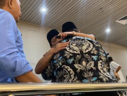 UU Desa Disahkan, Kepala Desa Menangis Berpelukan