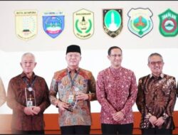 Menteri Pendidikan dan Kebudayaan Memberikan Penghargaan Kepada Gubernur Bengkulu
