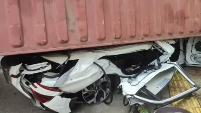 Truk kontainer timpa mobil Hyundai hingga ringsek di Jakarta Utara. (dok Unit Lantas Polres Jakarta Utara)