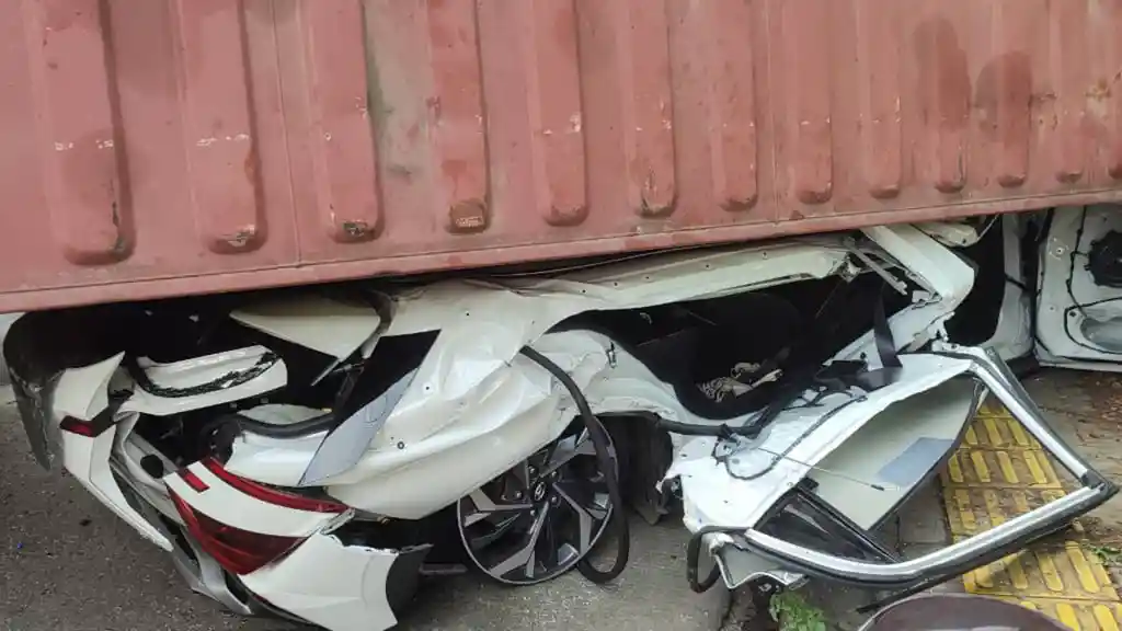 Truk kontainer timpa mobil Hyundai hingga ringsek di Jakarta Utara. (dok Unit Lantas Polres Jakarta Utara)
