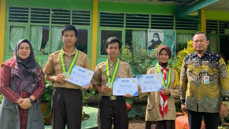 Foto pemberian reward siswa berprestasi SMA 1 Bengkulu Utara