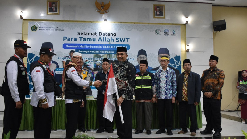 Foto penyambutan jamaah haji kloter 5 padang