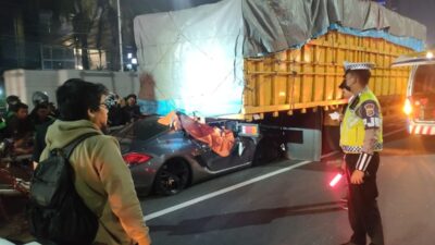 Kecelakaan Porsche tabrak belakang truk di tol dalam kota sekitar Kuningan(Dok. Polres Metro Jakarta Selatan)