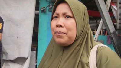 Di tengah situasi menegangkan bentrokan antara dua ormas di Jalan TB Simatupang, Pasar Minggu, Jakarta Selatan, Selasa (18/6/2024), seorang ibu muncul dan mengungkapkan pemicu bentrokan. Perempuan berhijab yang mengaku bernama Santi itu mengatakan, anaknya menjadi korban pembacokan pada Selasa dini hari. Pembacokan atas anaknya itulah yang menjadi pemicu bentrokan.
