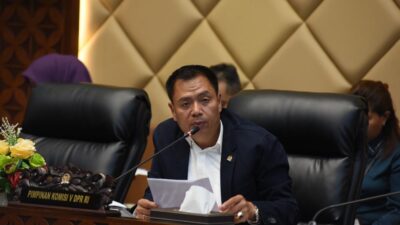 Ketua Komisi V DPR RI Lasarus dalam Rapat Kerja dengan Menteri PUPR Basuki Hadimuljono yang digelar di Ruang Rapat Komisi V, Gedung Nusantara DPR RI, Senayan, Jakarta, Senin (1/4/2024). Foto: Arief/Andri.