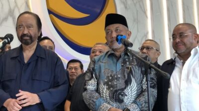 Presiden PKS Ahmad Syaikhu dan Ketua Umum Partai Nasdem Surya Paloh (kiri) dan Sekjen PKS Aboe Bakar Alhabsyi (kanan) di Nasdem Tower, Menteng, Jakarta, Rabu (24/4/2024).