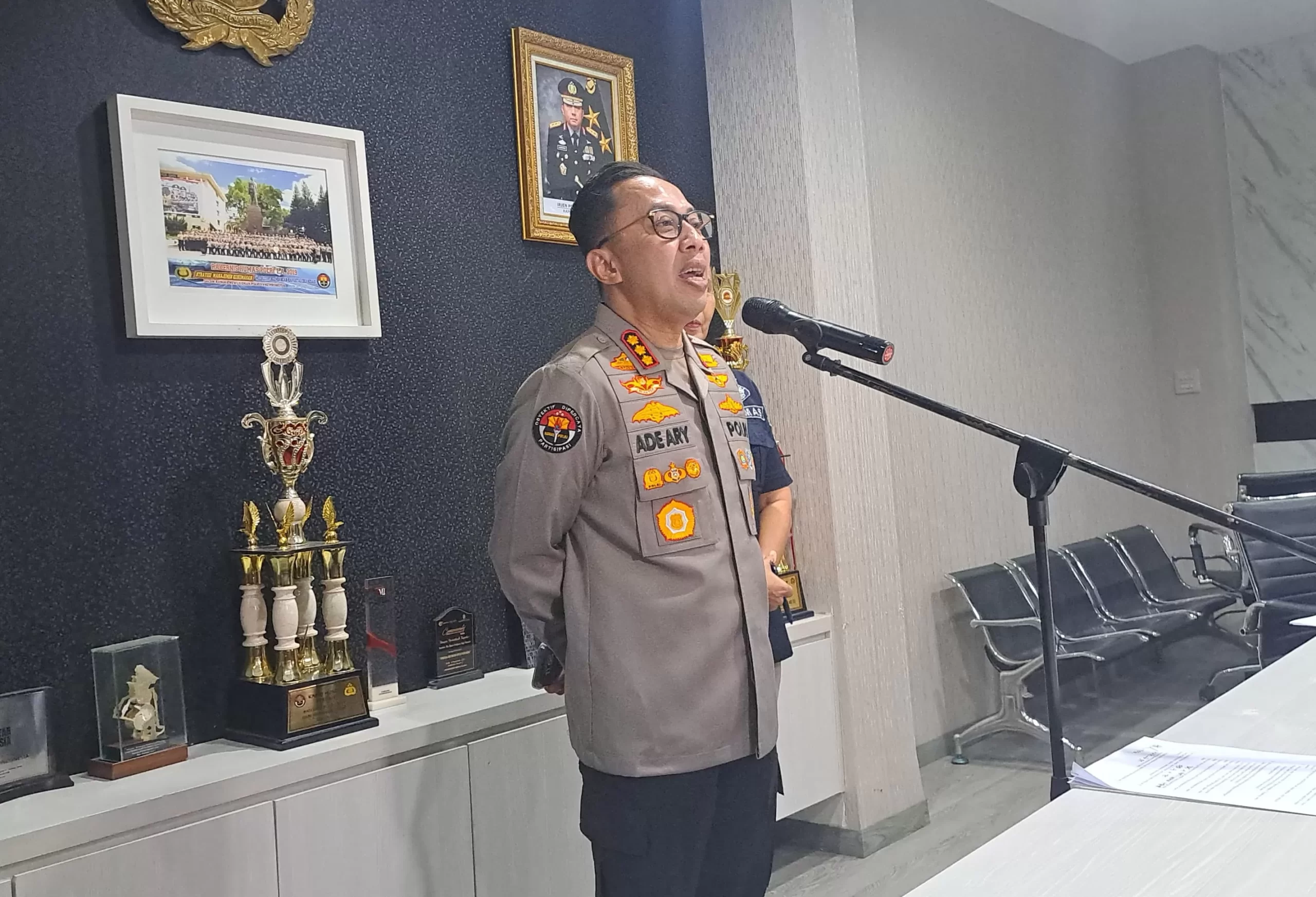 Kabid Humas Polda Metro Jaya, Kombes Ade Ary Syam Indradi di kantornya, Kamis (13/6/2024). (Akurat.co/Nanda Prayoga)