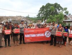 Pemberian Bansos oleh Wakapolda Bengkulu Terhadap Masyarakat Kurang Mampu