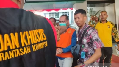 Salah satu tersangka (memakai rompi tahanan) hendak naik mobil tahanan usai menjalani pemeriksaan di Kejaksaan Tinggi Bengkulu. ANTARA/Anggi Mayasari