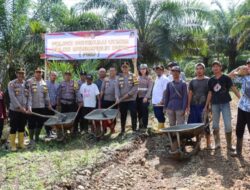 Antusias Personel Polri Bengkulu Utara Bangun Jalan Desa Talang Tua