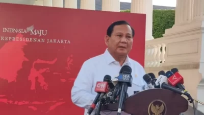 Bengkulu, Neinews.Org – Menteri Pertahanan yang juga presiden terpilih hasil Pilpres 2024 Prabowo Subianto mengatakan, sejumlah negara Eropa sudah mengakui Palestina. Prabowo menyebut mayoritas anggota Perserikatan Bangsa-Bangsa (PBB) juga meminta Palestina diterima sebagai anggota PBB. Prabowo Subianto mengatakan sebagaimana kita ketahui dalam beberapa minggu ini sudah beberapa negara Eropa sudah menyatakan mengakui Palestina, juga di PBB, mayoritas anggota PBB sudah menyatakan mengakui Palestina, minta Palestina diterima sebagai anggota PBB. Berbagai dukungan dari Dewan Keamanan PBB telah gencatan senjata dalam konflik Israel dan Hamas di Jalur Gaza, Palestina. Prabowo menilai hal tersebut sebagai suatu langkah yang positif. "Jadi tidak ada veto dari negara mana pun, ini saya kira suatu langkah yang langka," ucapnya. Prabowo menilai, jika tidak mau gencatan senjata di Gaza, Israel akan dikucilkan oleh dunia. Namun, Prabowo juga mendorong agar Hamas segera menerima seruan gencatan senjata tersebut. "Kita lihat kalau umpamanya Israel tidak mau memberi gencatan senjata, mungkin Israel akan sangat terkucil di dunia. Tapi kita juga menyerukan agar Hamas segera menerima gencatan senjata ini demi rakyatnya”. Sumber : detik.com
