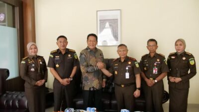 Kepala Kejaksaan Tinggi Bengkulu Bengkulu, Syaifudin Tagamal, S.H., M.H., bersama dengan Asisten pada Kejaksaan Tinggi Bengkulu Bengkulu, telah melaksanakan serangkaian kunjungan resmi ke berbagai unsur Forum Koordinasi Pimpinan Daerah (FORKOPIMDA) Provinsi Bengkulu. Kunjungan ini dilakukan dalam rangka mempererat hubungan dan koordinasi antarlembaga di wilayah Provinsi Bengkulu. Selasa (25/6/2024)