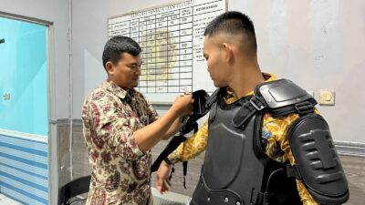 Tim Adm Kamtib Lapas Bengkulu Sosialisasikan Pakaian Penanggulangan Huru Hara ke Taruna Poltektip