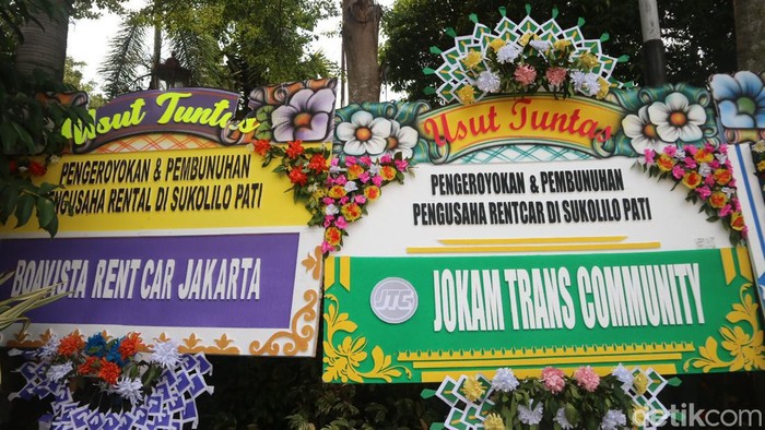 Karangan bunga di Mapolresta Pati. Foto: Dian Utoro Aji/detikJateng. Baca artikel detikjateng, "Pengusaha Rental Kirim Karangan Bunga 'Usut Tuntas' ke Mapolresta Pati" selengkapnya https://www.detik.com/jateng/hukum-dan-kriminal/d-7383874/pengusaha-rental-kirim-karangan-bunga-usut-tuntas-ke-mapolresta-pati. Download Apps Detikcom Sekarang https://apps.detik.com/detik/