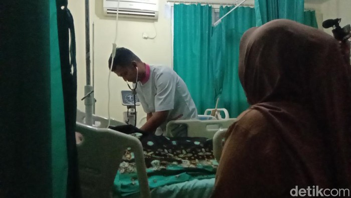 Heboh pria makan paku di Indramayu