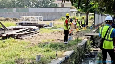 ekerja mulai melaksanakan pembangunan di lahan yang akan digunakan untuk rumah pensiun Presiden Jokowi di Colomadu, Karanganyar. Foto diambil beberapa waktu lalu.