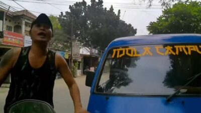 Foto sopir angkot yang memukul pemotor gegara ditegur saat melawan arah