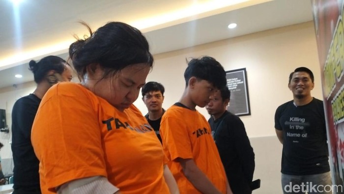 Foto: Reinhard/detikSulsel Baca artikel detiksulsel, "8 Fakta Sejoli Mahasiswa Makassar Bunuh Nenek Tarimah gegara Utang" selengkapnya https://www.detik.com/sulsel/makassar/d-7378522/8-fakta-sejoli-mahasiswa-makassar-bunuh-nenek-tarimah-gegara-utang. Download Apps Detikcom Sekarang https://apps.detik.com/detik/