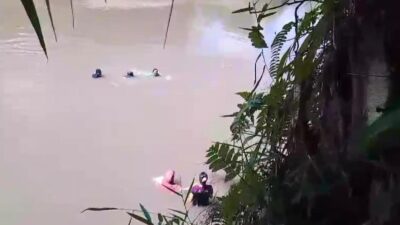 Warga Tanjung Jaya Mencari Lokan di Sungai Bentiring