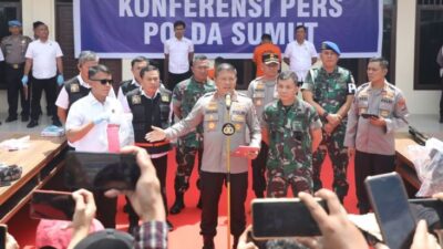 Kapolda Sumatera Utara, Komjen Pol Agung Setya Imam Effendi, menggelar konferensi pers pengungkapan kasus pembakaran rumah wartawan di Karo.