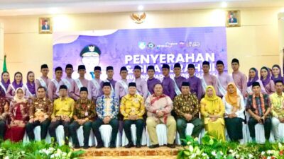 foto Gubernur Rohidin dalam penyerahan 15 pasang finalis Bujang-Gadis Bengkulu