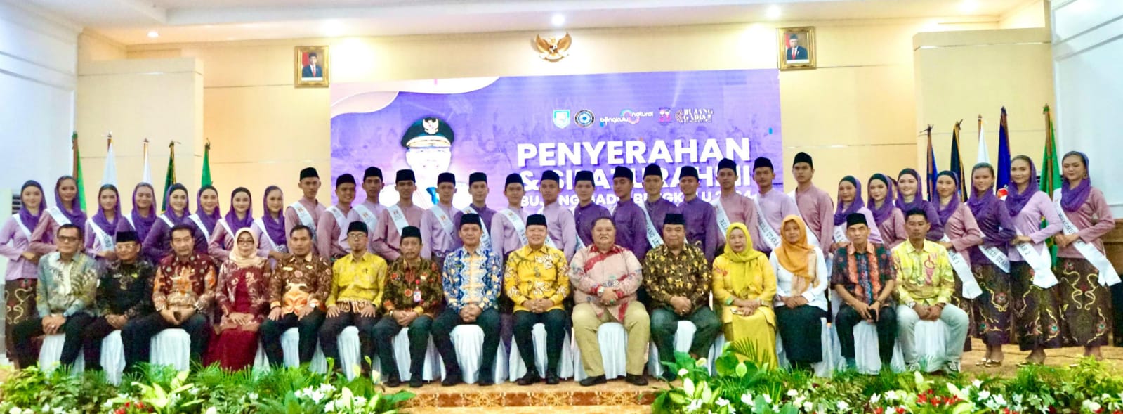 foto Gubernur Rohidin dalam penyerahan 15 pasang finalis Bujang-Gadis Bengkulu