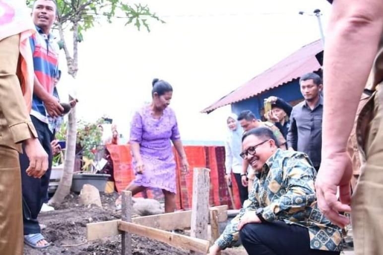 Warga menerima bantuan bahan bangunan untuk program bedah rumah dari Pemerintah Kota Bengkulu. Program ini mencakup 23 rumah di berbagai kelurahan, dengan target selesai pada akhir tahun 2024
