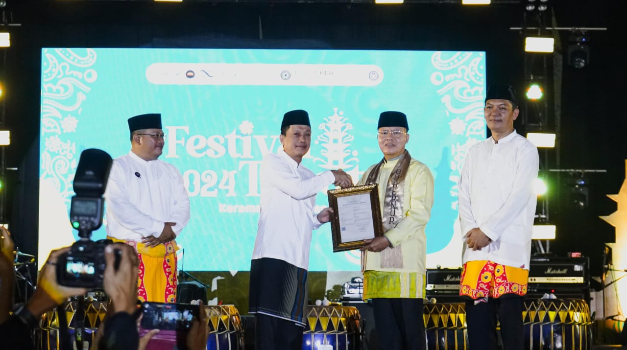 Hadiri Penutupan Festival Tabut 2024, Kepala Kantor Wilayah Kemenkumham Bengkulu Serahkan Dua Sertifikat HAKI
