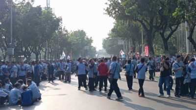 Supir Jaklingko Demo di depan Balai Kota, Jakarta Pusat, Selasa (30/7/2024)