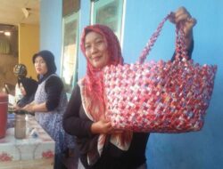 Warga Panorama Manfaatkan Limbah Soklin dengan Membuat Kerajinan Tas Bernilai Ekonomis