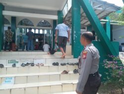 Personil Polsek Ratu Samban Patrol Amankan  Ibadah Sholat Jumat di Masjid Nurul Huda