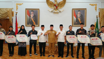 10 Ketua OSIS terpilih bersama Gubernur Rohidin usai menerima Beasiswa Bengkulu Leadership Program (BLP)