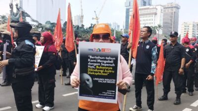 Partai Buruh dan Konfederasi Serikat Pekerja Indonesia (KSPI) pada hari ini, Rabu (3/7/2024) menggelar aksi unjuk rasa di kawasan Patung Kuda Monas, Jakarta, Rabu (3/7/2024) - Bisnis/Ni Luh Anggela