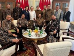 Pramono Abadikan Foto dengan Menteri Usai Rapat Bersama Jokowi di Istana Kepresidenan, Jakarta