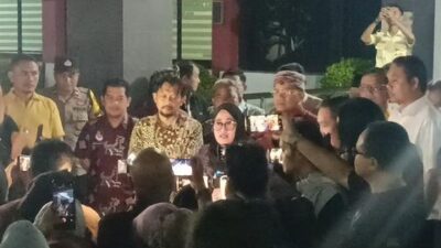 Kepala Disdikbud Jateng, Uswatun Hasanah, mengumumkan keputusan terkait penggunaan piagam palsu dalam PPDB Jateng di halaman kantornya di Kota Semarang
