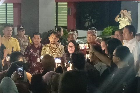 Kepala Disdikbud Jateng, Uswatun Hasanah, mengumumkan keputusan terkait penggunaan piagam palsu dalam PPDB Jateng di halaman kantornya di Kota Semarang