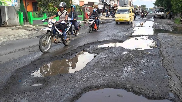 Ilustrasi jalan berlubang