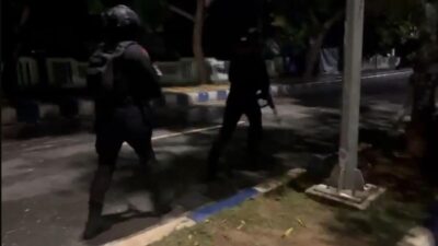 Foto Anggota Polres Kota Tual dan Brimob BKO Resimen Pas 4 Pelopor Polda Maluku terlibat bentrokan di Jalan Raya Kota Tual.