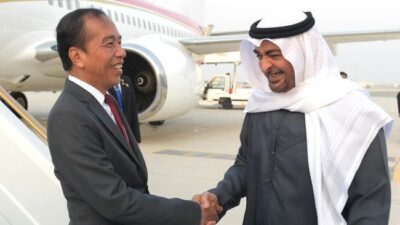 Foto: Tiba di Abu Dhabi, Jokowi disambut langsung oleh Presiden Uni Emirat Arab (UEA) Syeikh Mohamed bin Zayed Al Nahyan atau Pangeran MBZ dari Bandara Internasional Zayed
