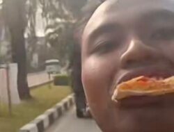 Viral Pengendara Motor Makan Pizza Nyetir Menggunakan Kaki di Depok Polisi Tegaskan Sanksi Tilang