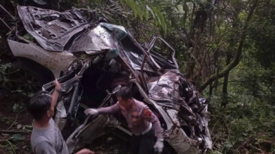 mobil Toyota Fortuner usai terjun ke jurang di jalan tembus Batang-Dieng.