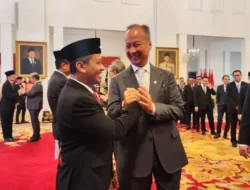 Momen Canda Bahlil Lahadalia Usai Dilantik Sebagai Ketum Golkar oleh Presiden Jokowi di Istana Kepresidenan Jakarta