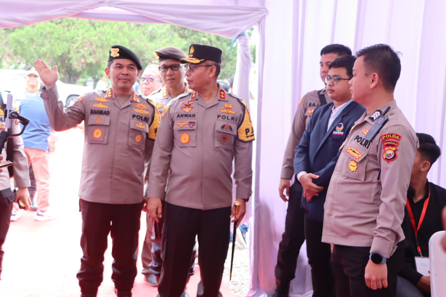 Kapolda Bengkulu, Irjen Pol Anwar, S.I.K., M.Si., memantau langsung proses pengamanan pendaftaran Pilkada 2024 di KPU Provinsi Benkulu
