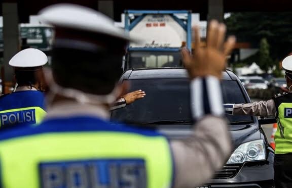 Oknum polisi pungli sopir pikap