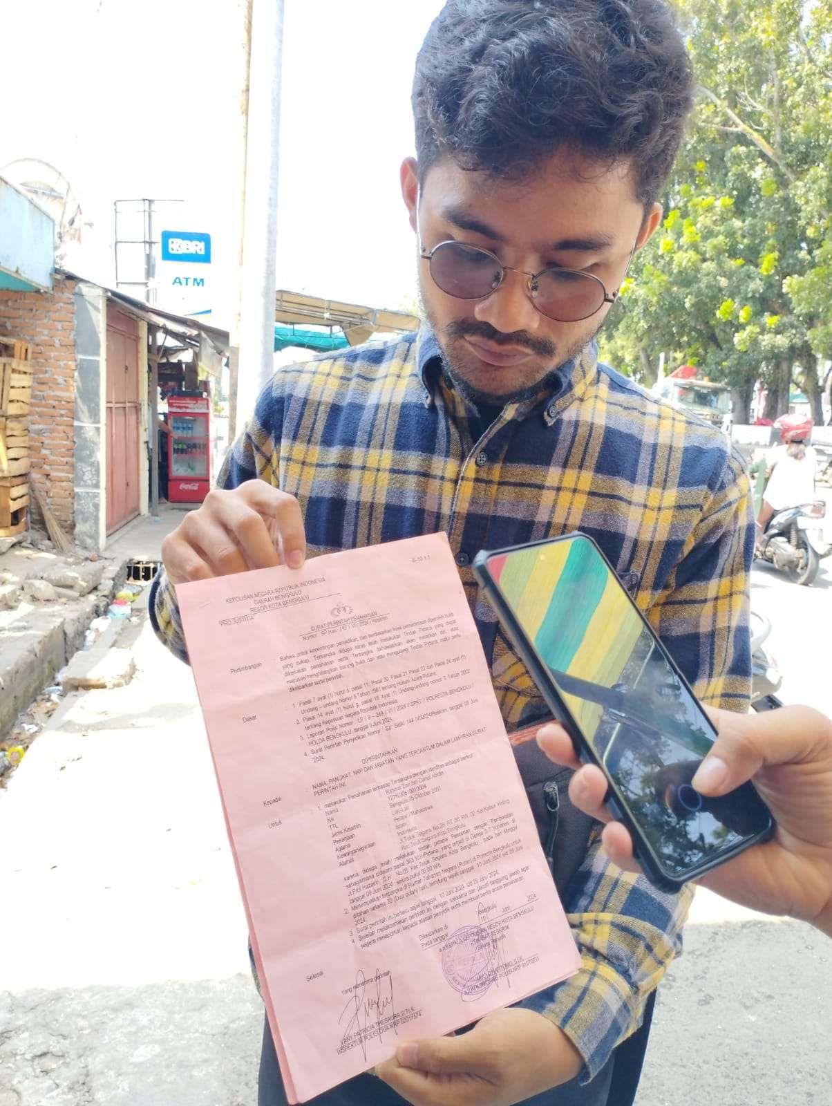 Foto Kuasa hukum RZ menunjukkan laporan polisi terkait kasus pencurian kepada wartawan