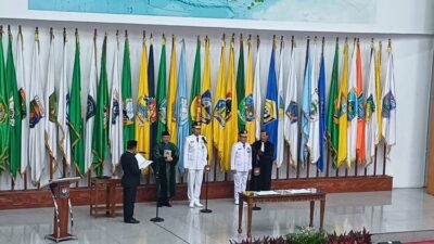 Foto Menteri Dalam Negeri (Mendagri) Tito Karnavian saat melantik Penjabat (Pj) Gubernur Papua dan Papua Selatan