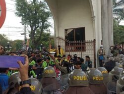 Gedung DPRD Semarang Dipenuhi Ribuan Demonstran, Sementara Polda Jateng Mengerahkan Ribuan Personel Kepolisian untuk Mengamankan Situasi
