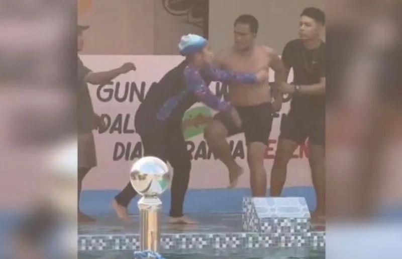 Guru renang wanita di Asahan, Sumatera Utara ditendang oleh pelatih renang pria.