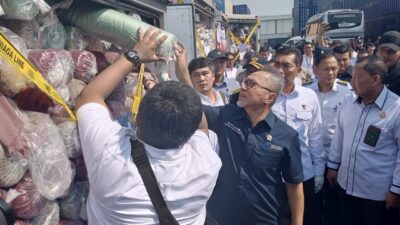 Menteri Perdagangan RI, Zulkifli Hasan saat melakukan pengecekan barang impor ilegal yang akan dimusnahkan di Cikarang Bekasi